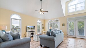 House, 4 Bedrooms | Living room