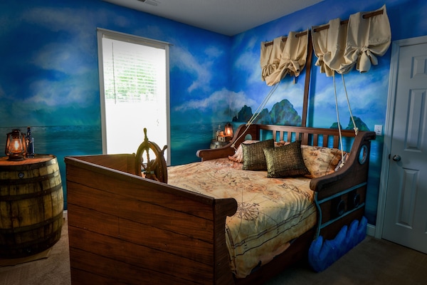 Pirate Room- queen bed
