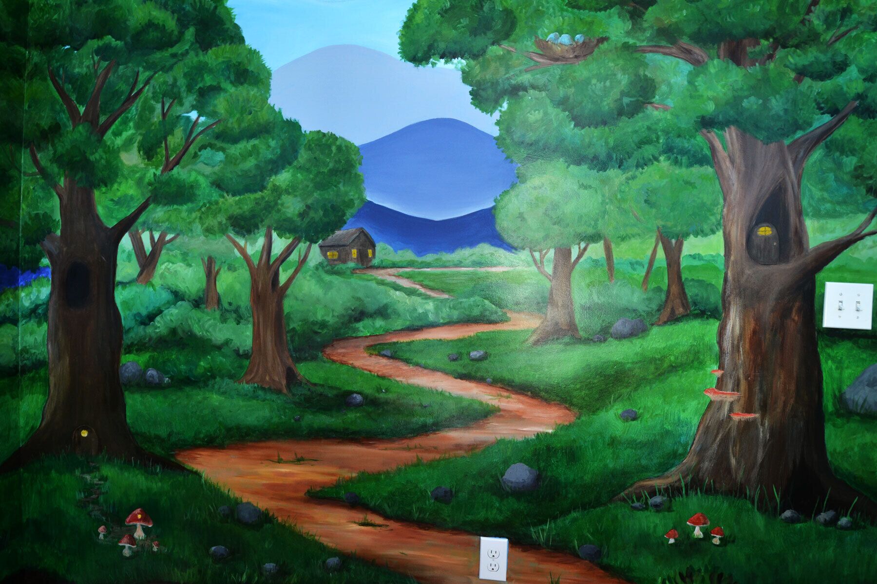 Une scène de forêt avec un sentier sinueux, des arbres et une petite maison au fond.