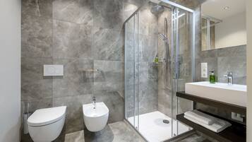 Douche, sĂšche-cheveux, bidet, serviettes fournies