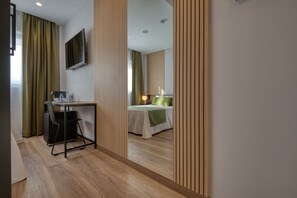 Standard-Doppelzimmer | Daunenbettdecken, Minibar, Zimmersafe, Schreibtisch