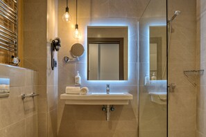 Shower, rainfall showerhead, hair dryer, towels - DWO Colours Alcalá (Madrid)