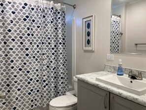 Combined shower/tub, towels, toilet paper