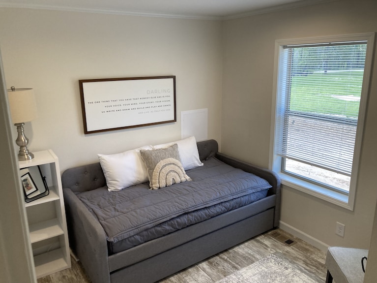 Escanaba River Escape-the Birch Tree Home Modern 3br Riverfront Retreat - Gladstone, MI