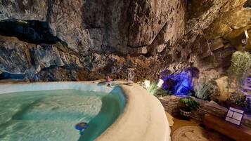 Alberca techada y alberca climatizada