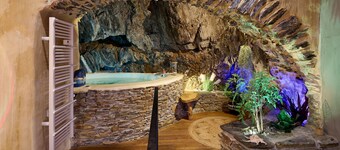 Troglodyte Jacuzzi in the City Centre, nearby the beach, Patio, A/C, WiFi