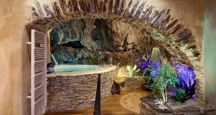 Troglodyte Jacuzzi in the City Centre, nearby the beach, Patio, A/C, WiFi