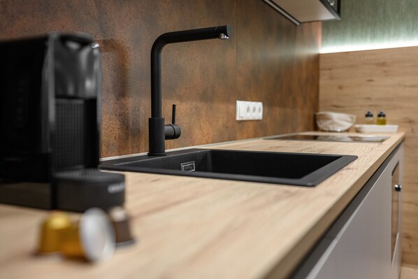 Kühlschrank, Mikrowelle, Herdplatte, Geschirrspüler