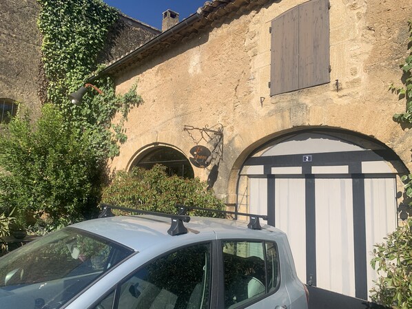 المنطقة المحيطة بالمنشأة