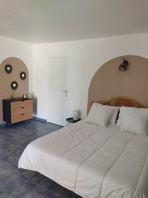 4 chambres, bureau, accès à Internet, literie fournie