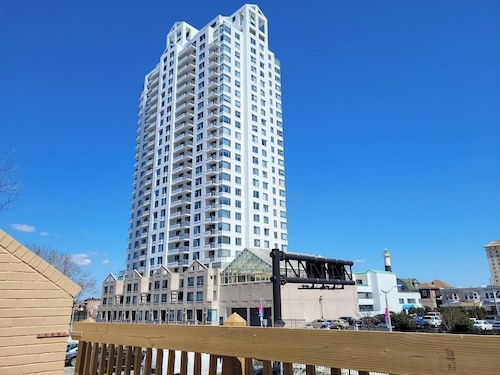 Run-AC Villa- Block from Ocean Casino and Waterpark!