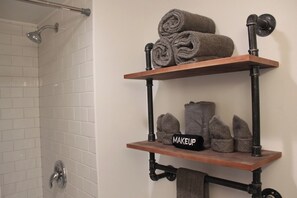 Combined shower/bathtub, hair dryer, towels, soap - Run-AC Villa- Block from Ocean Casino and Waterpark! (Atlantic City)