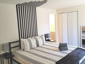 2 chambres, fer et planche à repasser, Wi-Fi, draps fournis