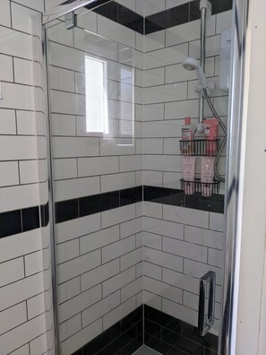 Dusche, Haartrockner, Handtücher, Seife