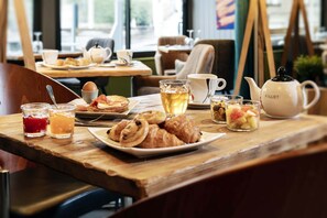 Daily buffet breakfast for a fee - Hôtel du Musée (Granville)