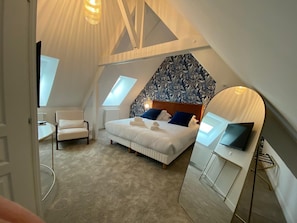 Family Suite | In-room safe, desk, laptop workspace, soundproofing - Hôtel du Musée (Granville)