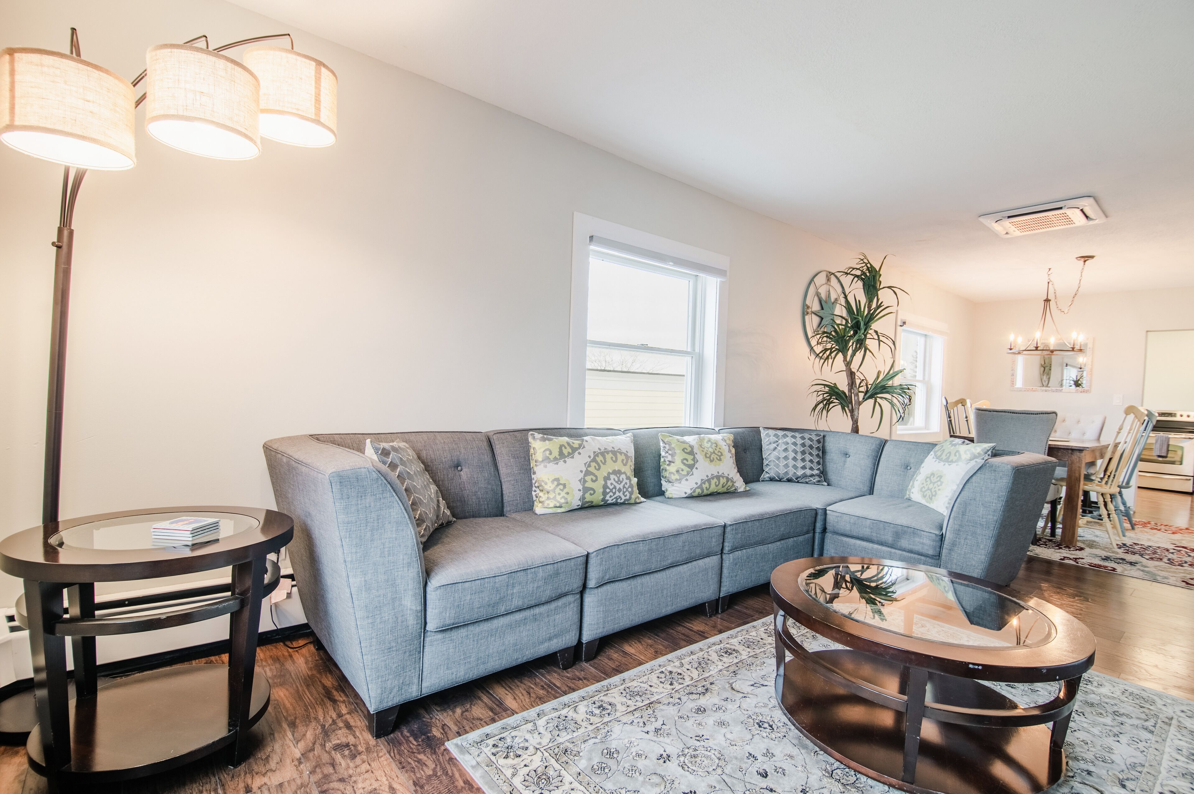 Downtown Loft: Walk to Food &Shop: King Bed