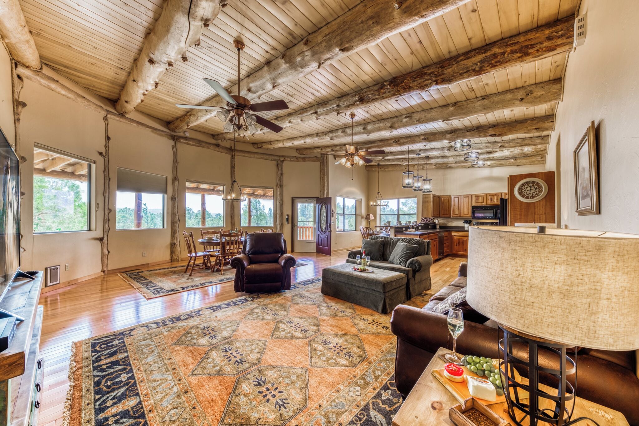 开间 (4 Bedrooms) | 住宿服 务设施