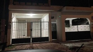 Una entrada cerrada a una casa, iluminada por una luz durante la noche.