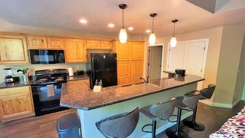 Kondominium, 3 kamar tidur | Dapur pribadi | Lemari es, oven, mesin pembuat kopi/teh, dan pemanggang roti