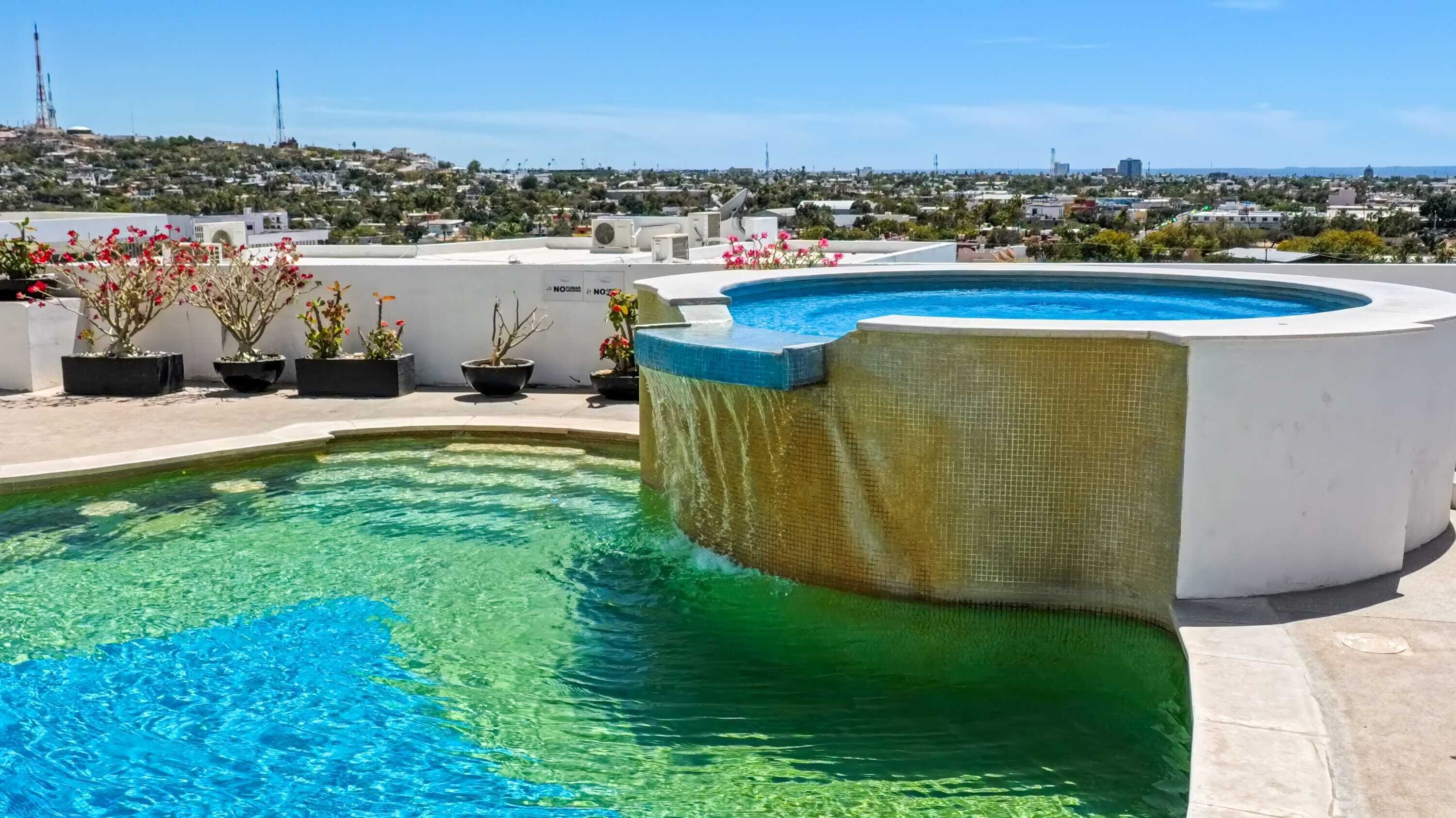 Una piscina al aire libre