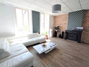 Televisie, een open haard, boeken en een printer