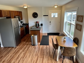 Fridge, microwave, oven, stovetop - Pristine Condo, Close to Downtown, Beaches, GT Commons, and Restaurants (Traverse City)