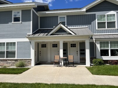 Pristine Condo, Close to Downtown, Beaches, GT Commons, and Restaurants