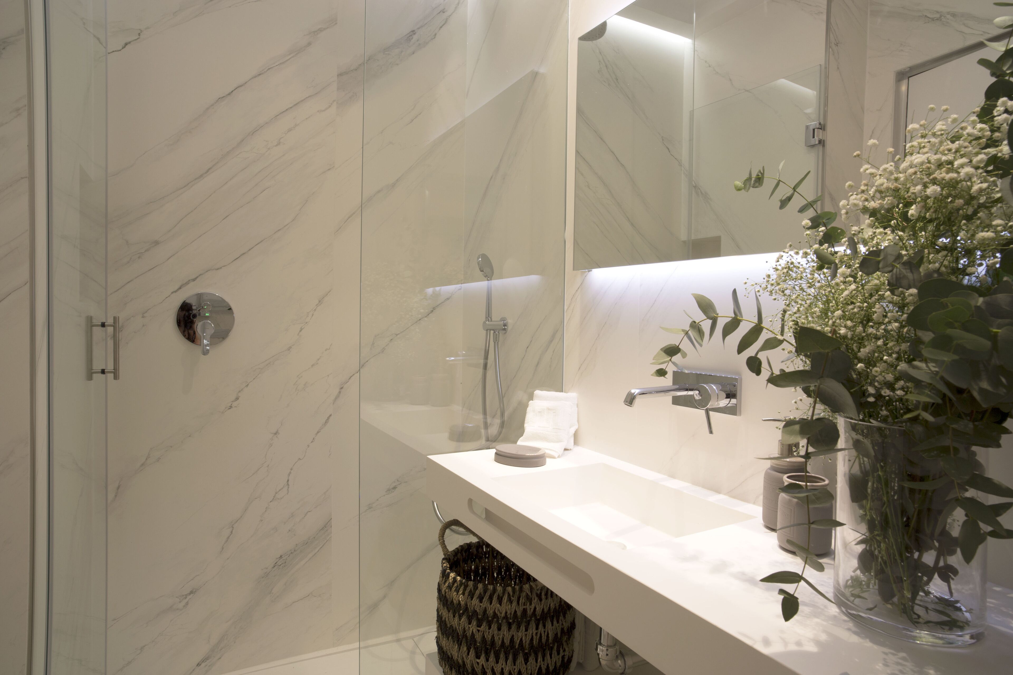 Apartamento superior | Banheiro | Chuveiro, secador de cabelo, toalhas de banho 