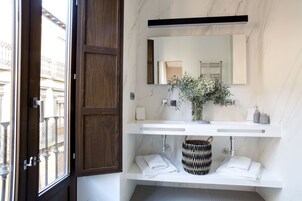 Superior Apartment | Bathroom | Shower, hair dryer, towels