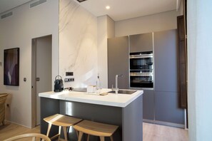 Placa de cocina, lavavajillas, tostadora y utensilios de cocina