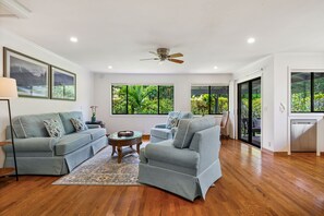 TV connectée, lecteur de DVD, livres