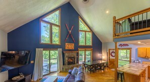 Televisie en een open haard