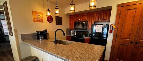 Coffee/tea maker, fridge, microwave, oven