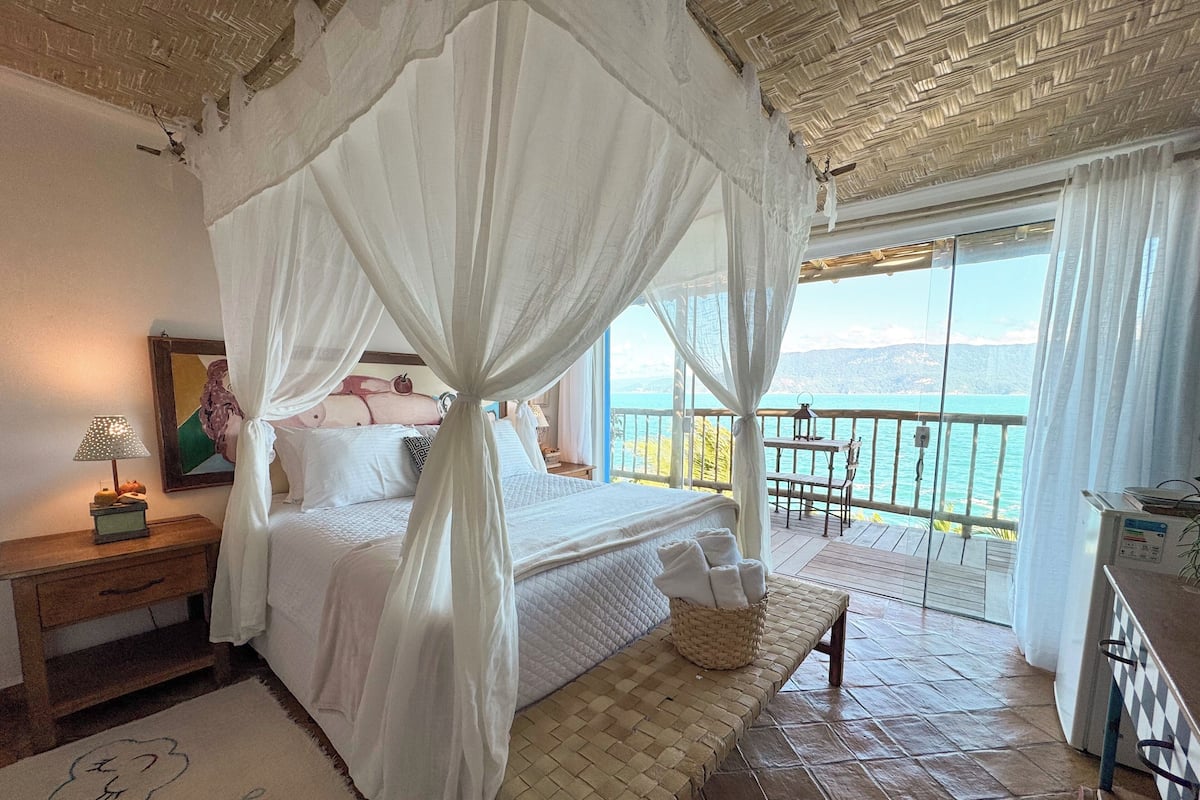 Deluxe Suite | 1 bedroom, blackout curtains, iron/ironing board, free WiFi