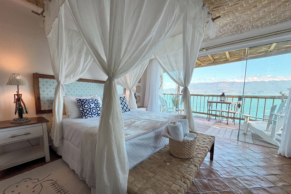 Luxury Suite | 1 bedroom, blackout curtains, iron/ironing board, free WiFi