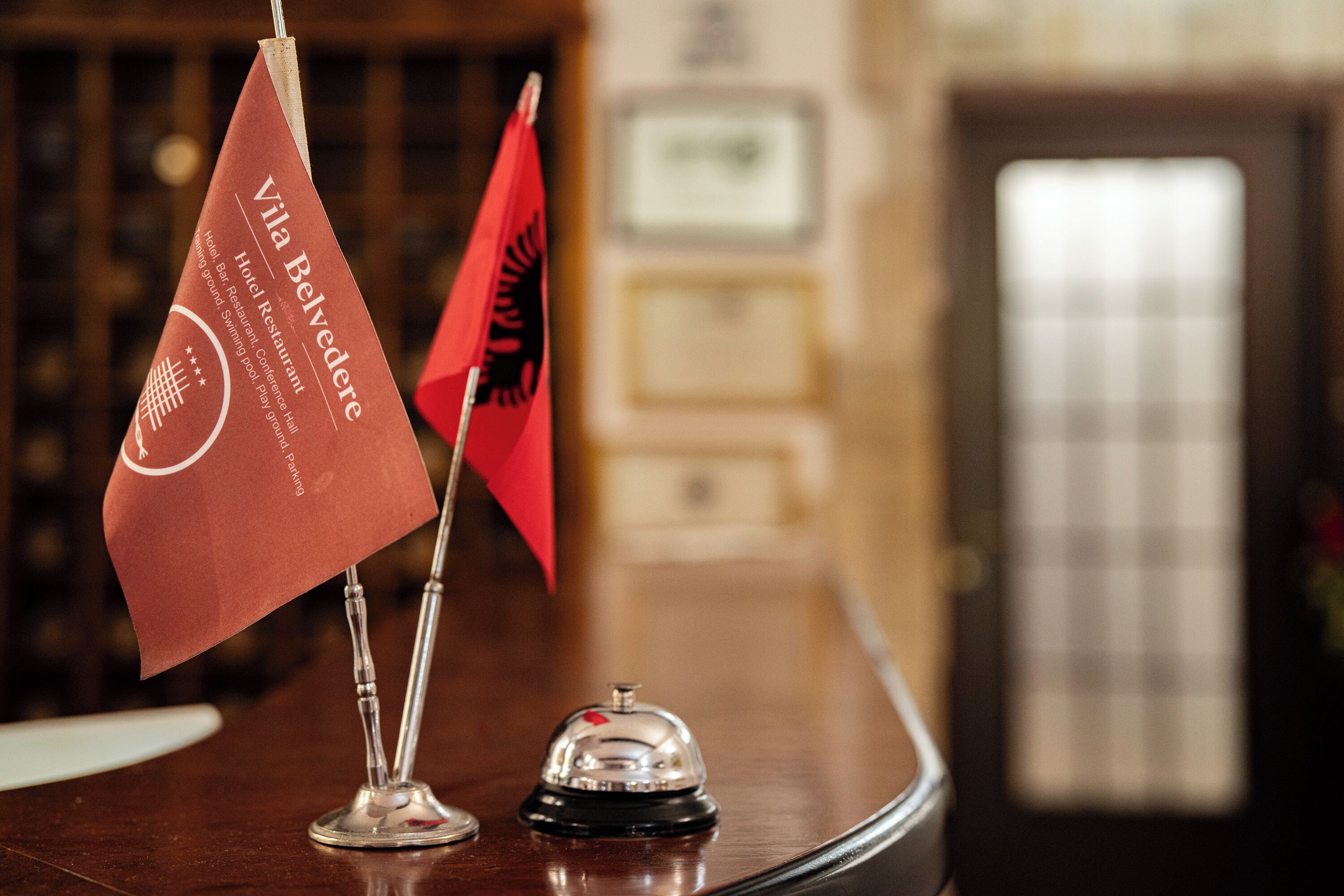 Una recepción de hotel con una bandera roja y una campana.