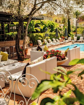 Bar junto a la piscina