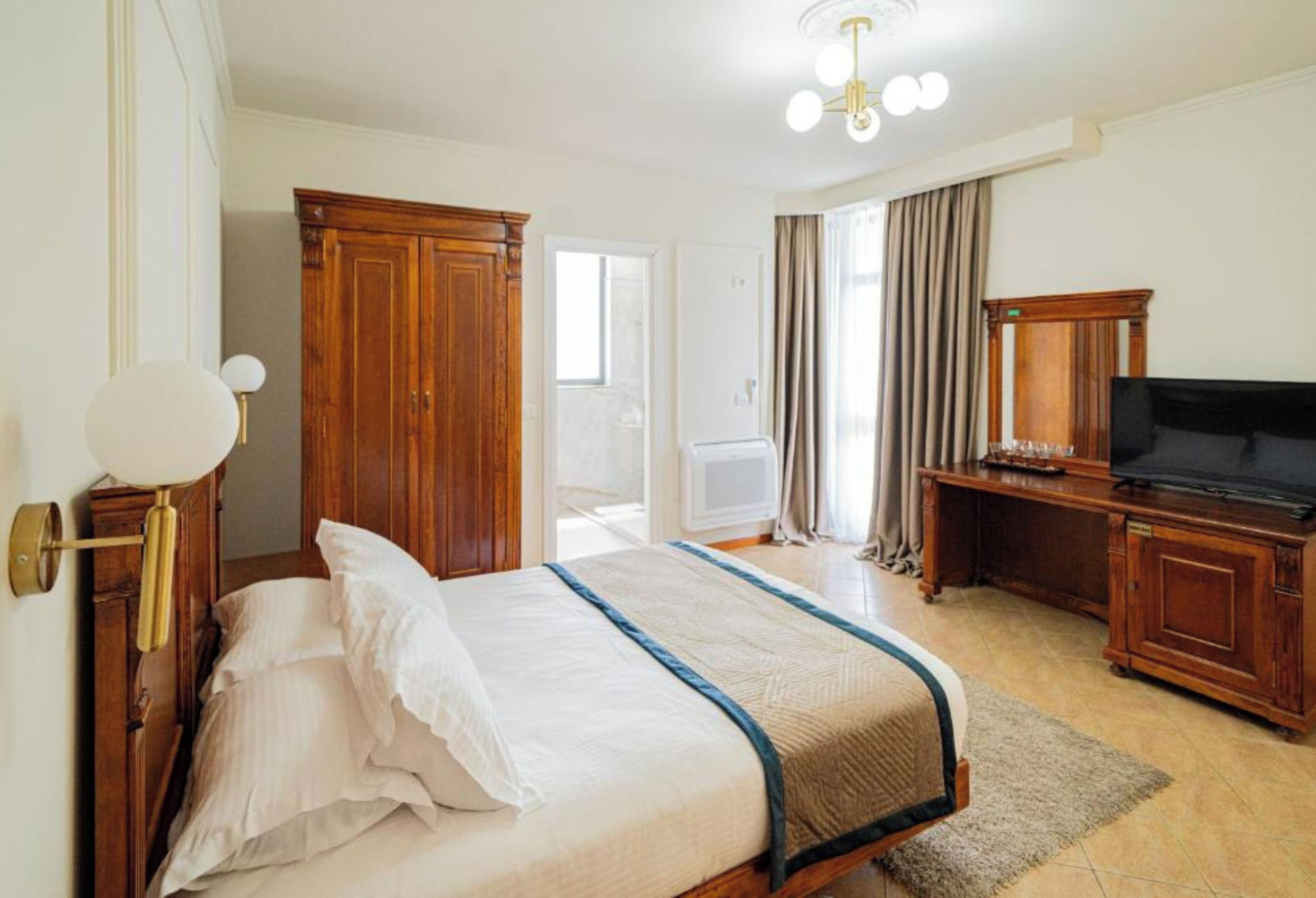 Dobbeltrom, sjøutsikt | Skrivebord, strykejern/-brett, wi-fi (inkludert) og sengetøy