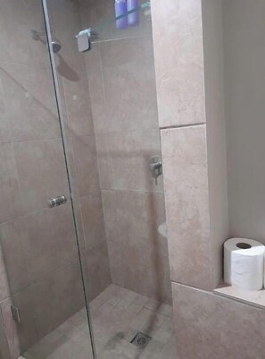 Bathtub - Cozy family apartment w/air conditioning and  — 5 min from the beach (Durban)