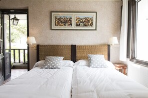 4 slaapkamers, een bureau, een strijkplank/strijkijzer, reisbedje