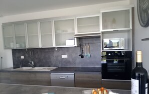 Kühlschrank, Mikrowelle, Ofen, Herdplatte
