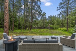 Terrace/patio - 1PM Check-In+Pool Access | Affordable, Family Friendly+PetsOK | Lake Nearby (Ronald)
