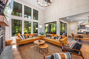 Smart-TV, Kamin, Videospiele, Tischfußball