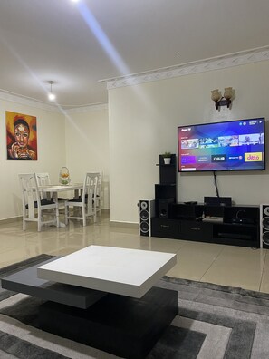 Smart-TV, DVD-spiller og bøker