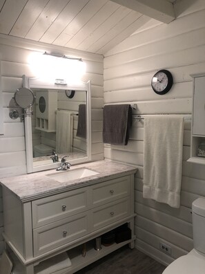 Chuveiro/banheira combinados, secador de cabelo, toalhas de banho 