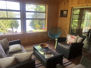 Smart TV, lareira, DVD player, livros