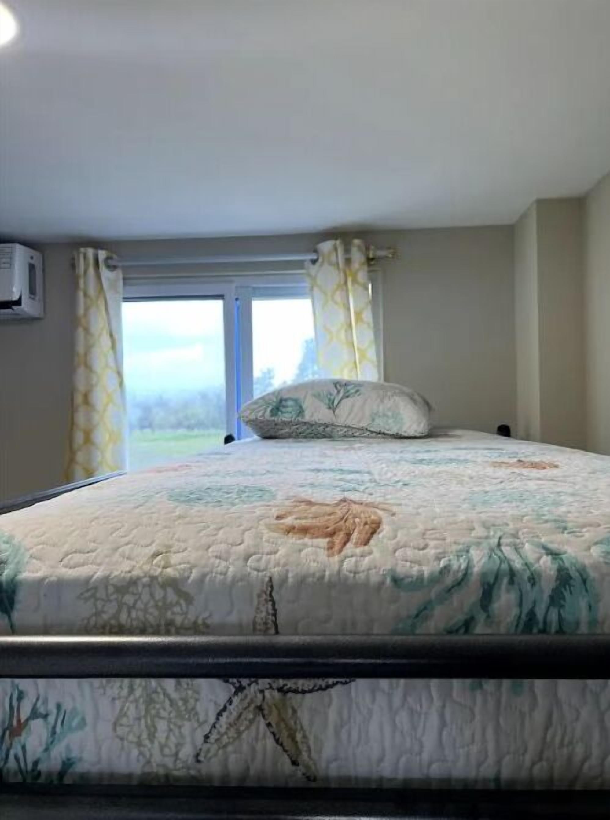 3 bedrooms, desk, WiFi (free), bed sheets