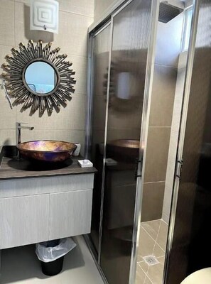 Shower, towels, toilet paper - Oceanfront Getaway • Nature • Comfort   • Gated Community / Frente al Mar (General Villamil Playas)