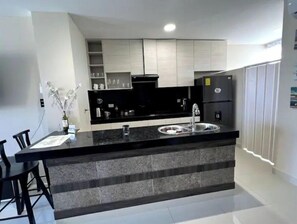 Fridge, stovetop, coffee/tea maker, blender
